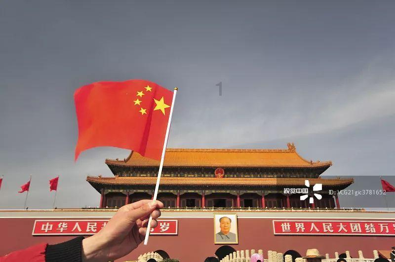 徐娇晒男演员丑照怼于正审美差,男方发文反驳后秒删,三方互撕太精彩